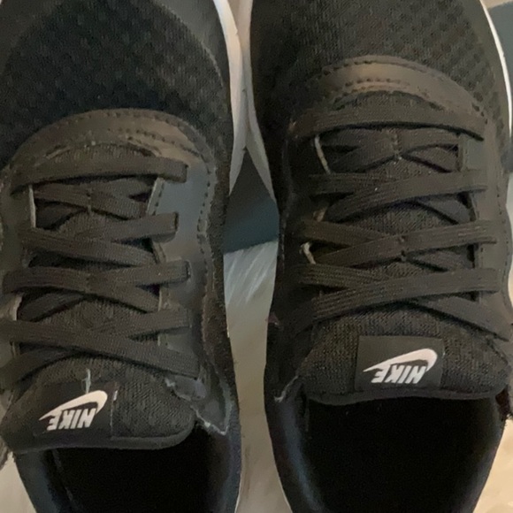 Nike Black Sneakers Sleek Low-Top Design - Picture 3 of 7